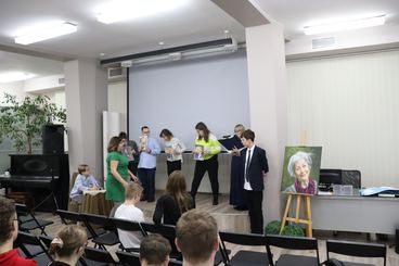 Inscenizacja z udziałem uczniów wieluńskich szkół w Bibliotece Miejskiej - dotyczyła Nagrody Nobla